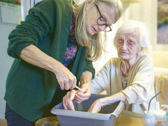 assistente per anziani fornisce aiuto per igiene personale a biella