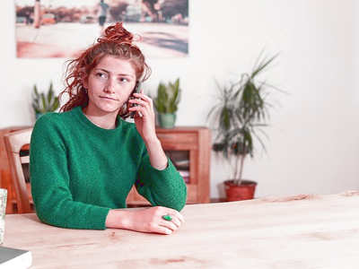 assistente per anziani organizza gli appuntamenti quotidiani per l'anziano assistito a biella