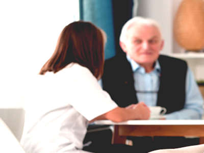 assistente domiciliare a brescia fa compagnia al suo assistito
