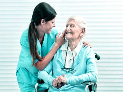 assistente per anziani con donna disabile anziana presso forli