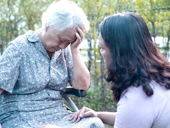 badante cesenate conforta una anziana depressa
