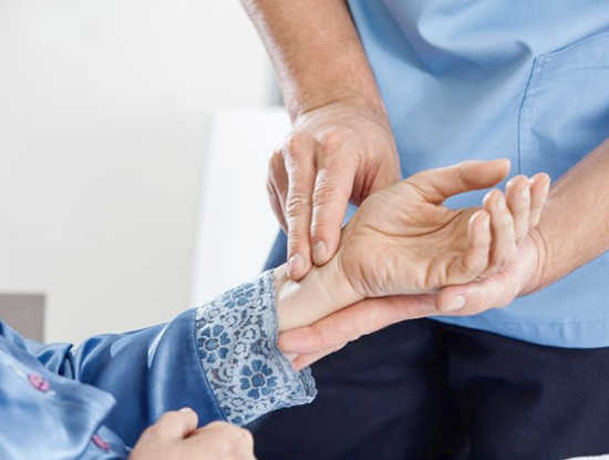 badante fissa misura i parametri vitali di una anziana a forli che assiste