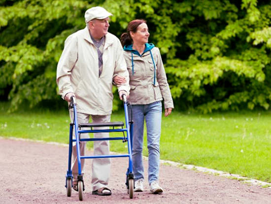 caregiver a milano accompagna anziano