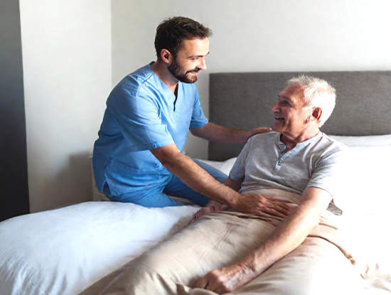 operatore socio sanitario privato a imperia con un anziano allettato