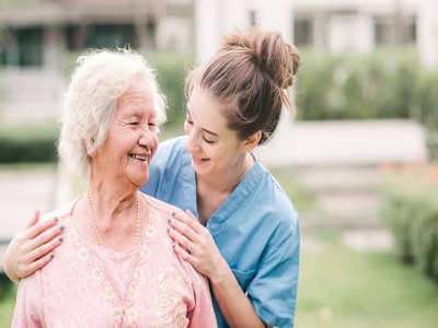 assistente domiciliare con donna molto anziana a rovigo