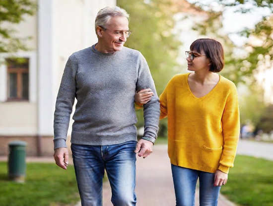 assistente familiare accudisce anziano autonomo pistoia