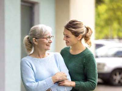 anziana veronese in compagnia della badante part time