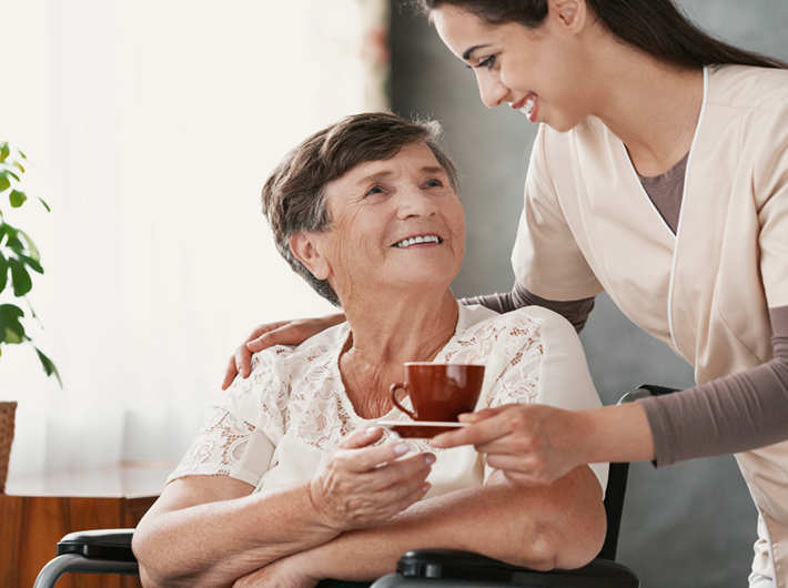anziana con la sua caregiver a ore che la aiuta
