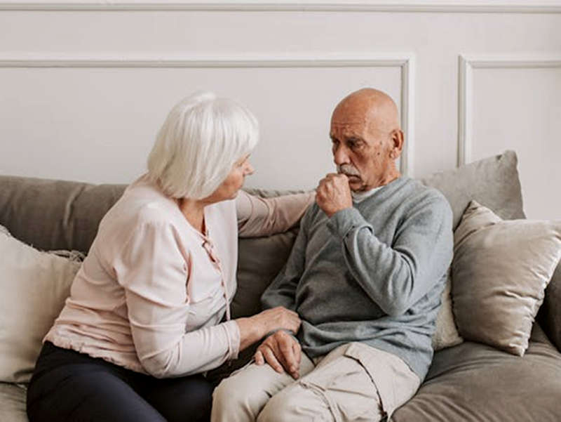 assistente domiciliare a ore conforta un anziano ansioso