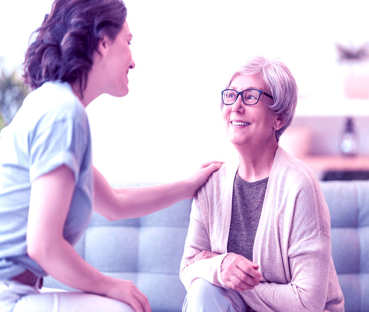 badante a ore fa compagnia a una anziana