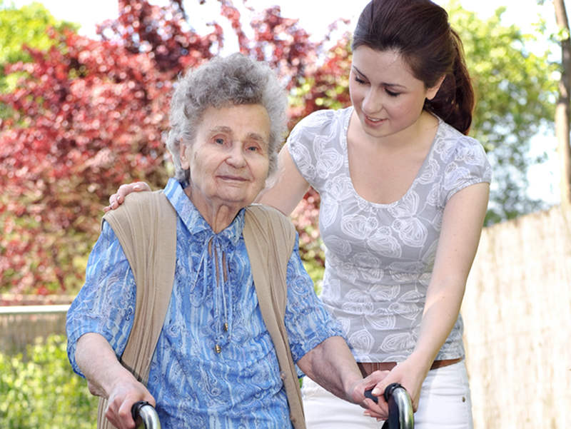 sostegno anziani senza convivenza: badante a ore accudisce anziana