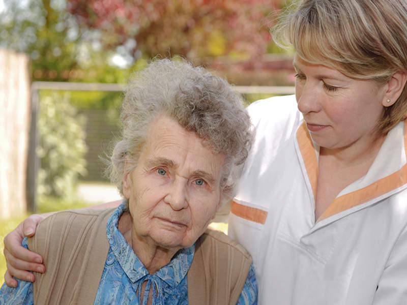 anziana con assistente domiciliare per le mattine