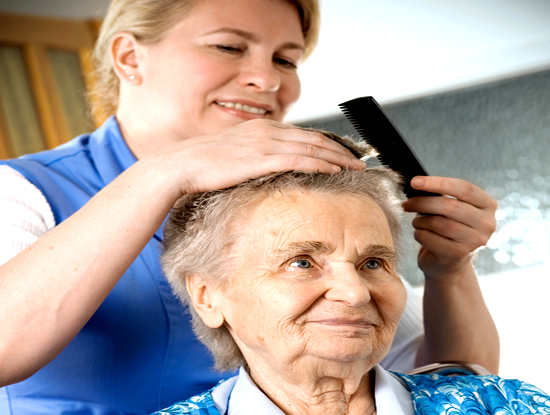 anziana con polizza integrativa per usufruire di assistenza a domicilio