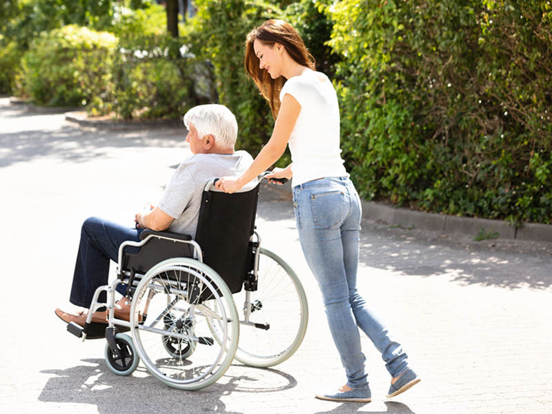 anziano con disabilità e assistente familiare