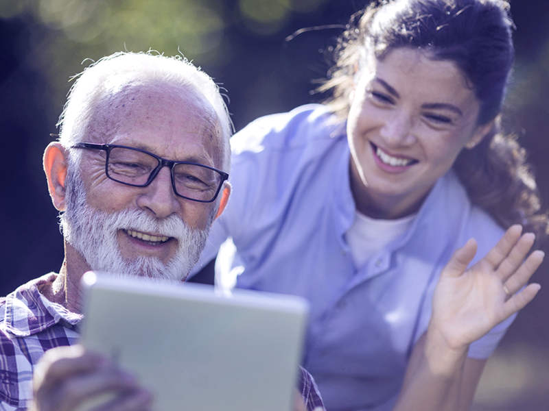 anziano con nuova assistente domiciliare in prova