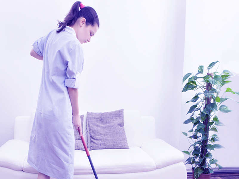 assistente domiciliare fa le pulizie