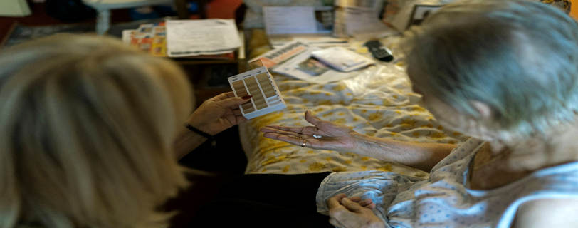 assistente per anziani a ore aiuta donna ad assumere la terapia