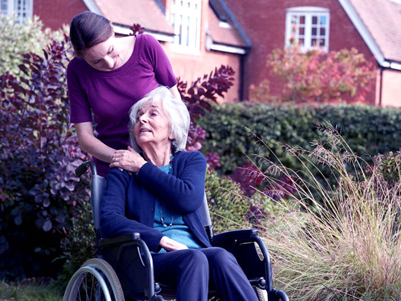 assistente per anziani ceca con donna disabile