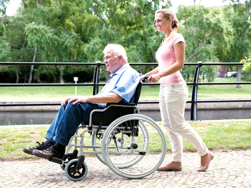 badante ucraina con anziano invalido