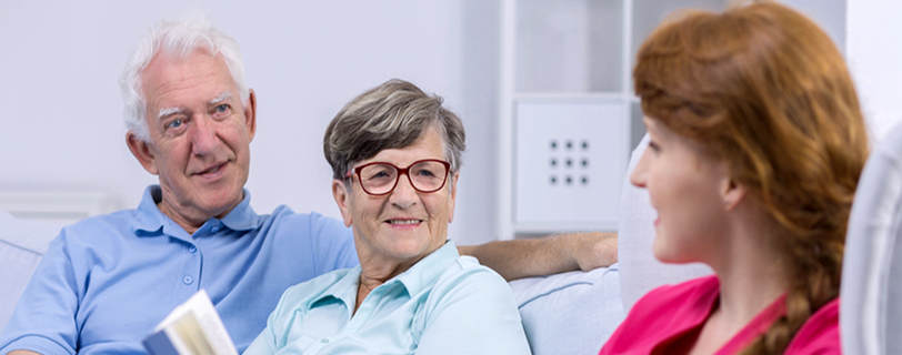 coppia di pensionati con assistente familiare non convivente