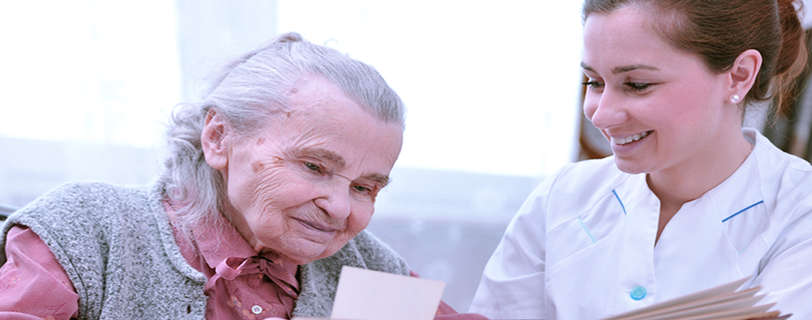 donna anziana con caregiver professionale