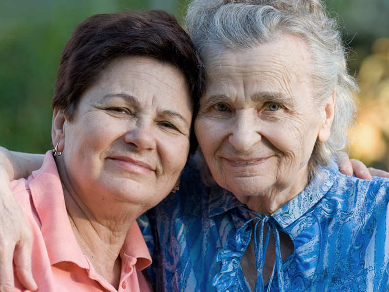 donna in eta senile con assistente per anziani