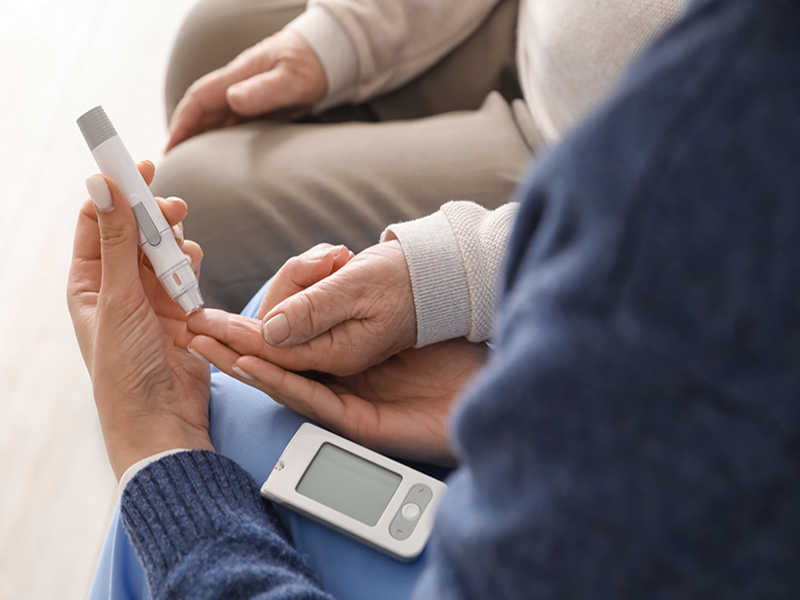 infermiera a domicilio controlla la glicemia