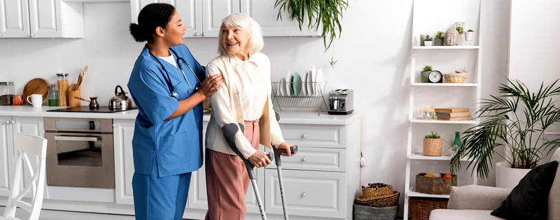 infermiera assiste anziana disabile a casa