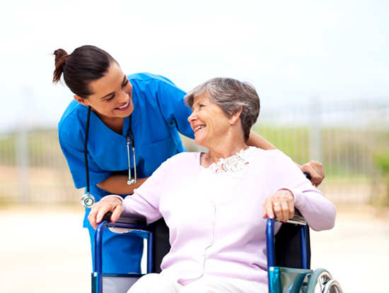 infermiera domiciliare assiste donna paraplegica