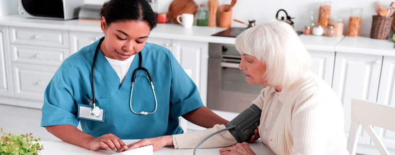 infermiera privata a domicilio misura la pressione