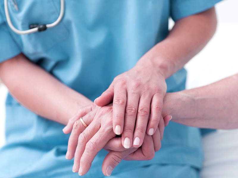 infermiere conforta un paziente